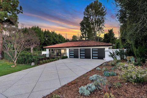 Photo of 23124 Park Contessa, Calabasas, CA 91302 (MLS # SR26097792)
