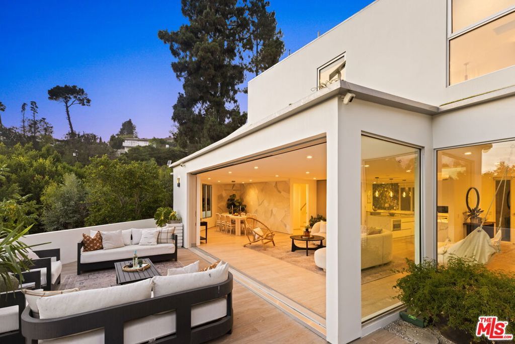 Photo of 2615 La Cuesta Drive, Los Angeles, CA 90046 (MLS # 25575403)