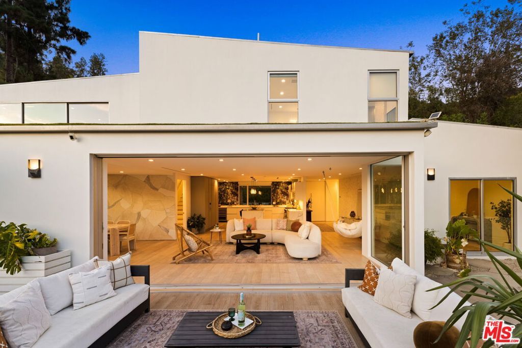 Photo of 2615 La Cuesta Drive, Los Angeles, CA 90046 (MLS # 25575403)