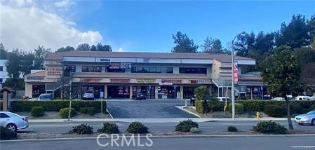 Prime Location Available for Lease! Highly visible office and retail spaces are in a
bustling Diamond Bar Blvd plaza next to the Post Office, one of the best spots in Diamond Bar.
This ideal unit of 728 sq. ft. ( We also have a unit of 642 sqft., 1860 sqft., and 2080 sqft. )
Plenty of parking spaces. With convenient access from Freeways 60 and 57.