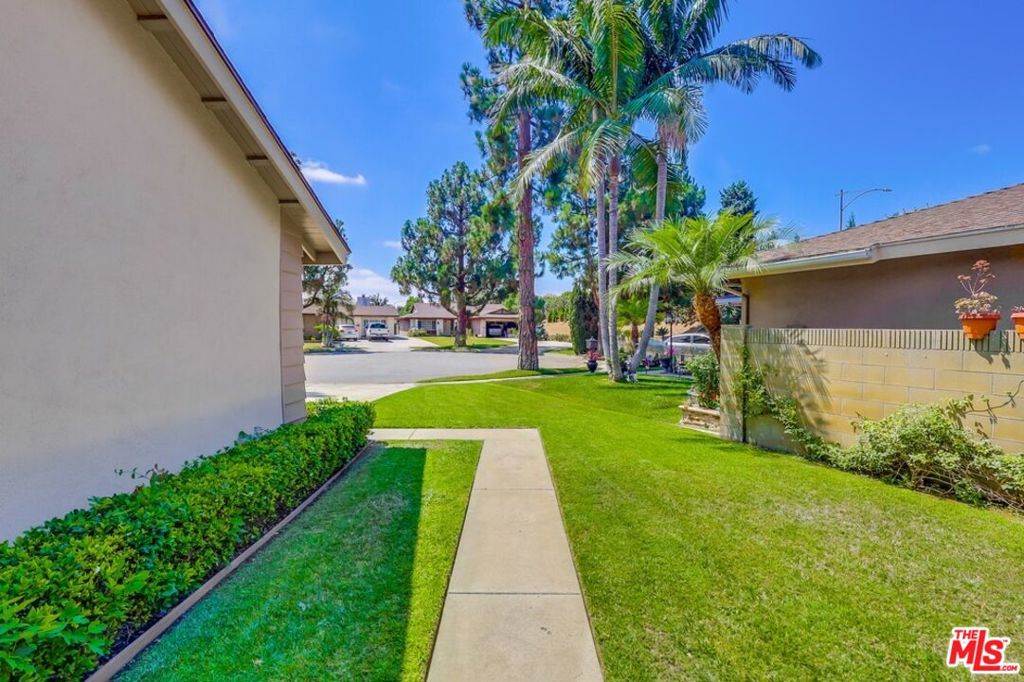 11253 Yearling Street