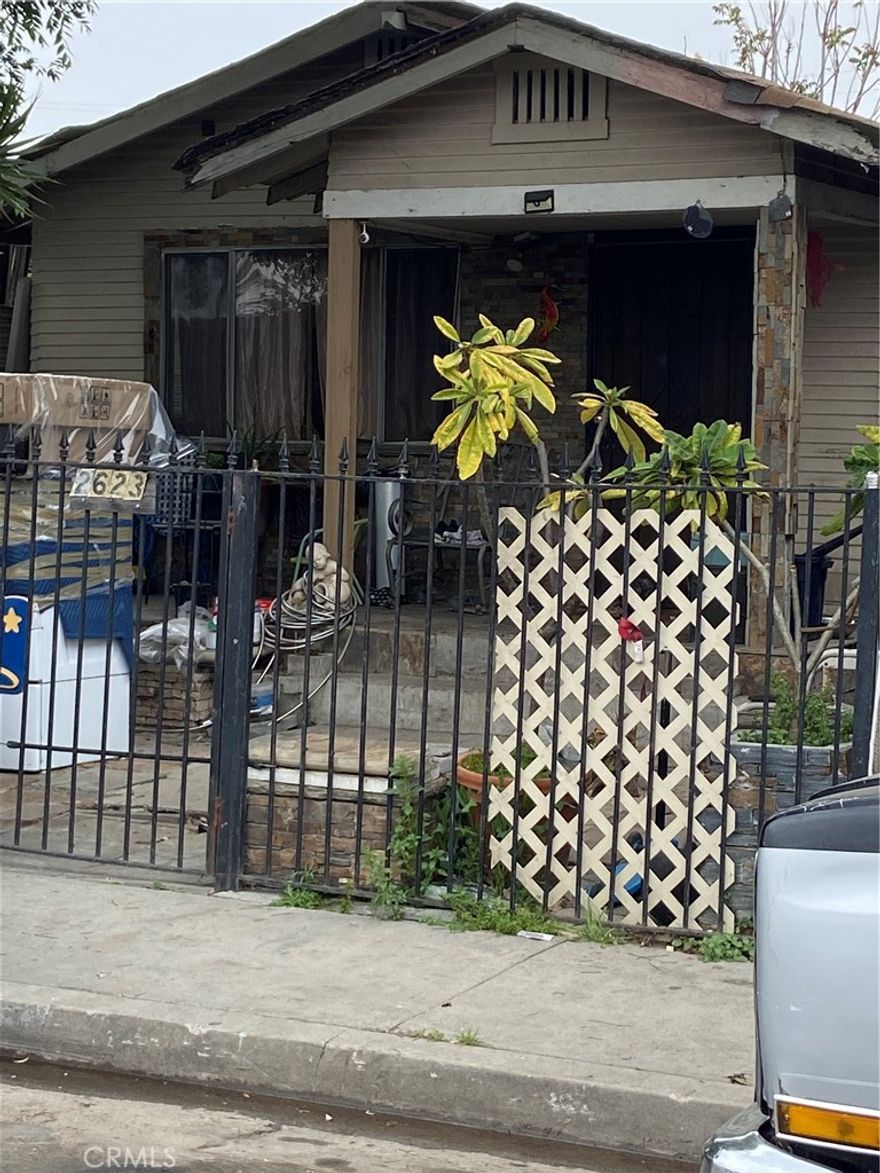 Probate Sale-Investor opportunity! Easy on your budget! This is a fixer upper 2-bedroom, 764 square foot home make it into something special. Easy access to downtown Los Angeles, freeways and shopping nearby. Take advantage of this low low price. This is a probate property but don't let this opportunity pass by you. Let me help you! call me today!