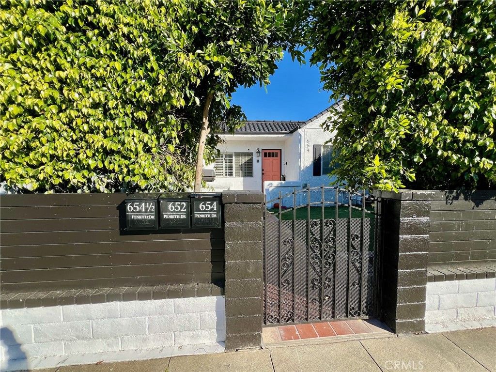 Photo of 654 Penrith Dr, Los Angeles, CA 90023 (MLS # SR25242692)