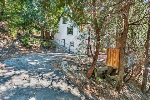 Photo of 23740 Skyland Dr, Crestline, CA 92325 (MLS # SW25249793)