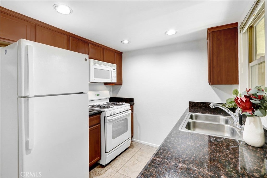 1118 W Blaine 202