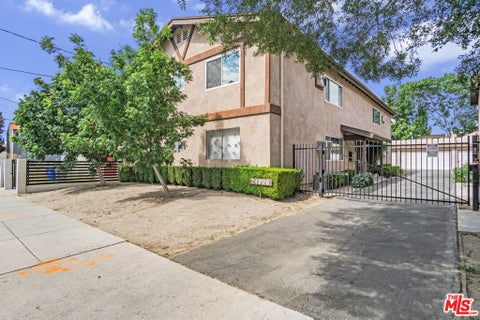 Photo of 24802 Walnut Street, Santa Clarita, CA 91321 (MLS # 26866915)