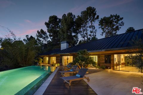 Photo of 1120 El Retiro Way, Beverly Hills, CA 90210 (MLS # 26636489)