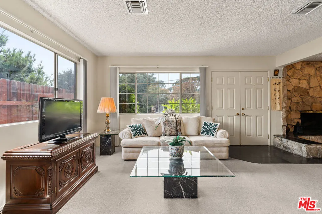 Sierra Madre, California 91024, United States, 3 Bedrooms Bedrooms, ,2 BathroomsBathrooms,Residential,Pending,207733