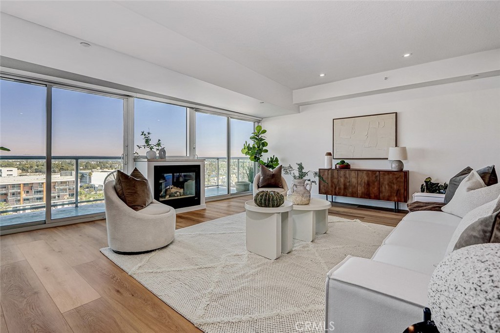 13600 Marina Pointe Drive 905