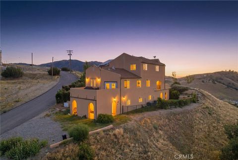 Photo of 19701 Dovetail Ct, Tehachapi, CA 93561 (MLS # SR26149205)