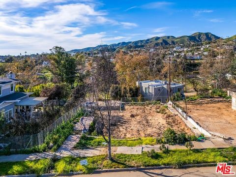 Photo of 611 Las Lomas Avenue, Pacific Palisades, CA 90272 (MLS # 26645649)