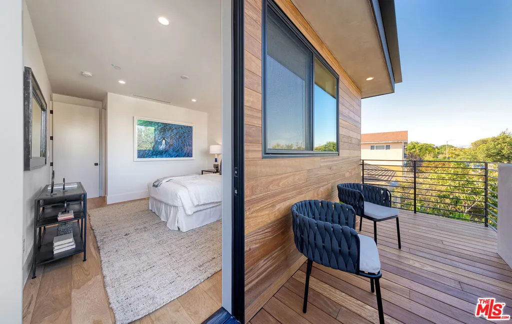 Los Angeles, California 90066, United States, 4 Bedrooms Bedrooms, ,5 BathroomsBathrooms,Residential,Active,234556