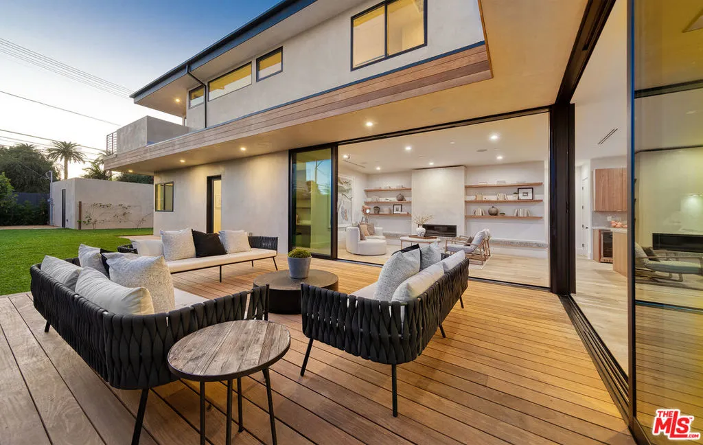 Los Angeles, California 90066, United States, 4 Bedrooms Bedrooms, ,5 BathroomsBathrooms,Residential,Active,234556