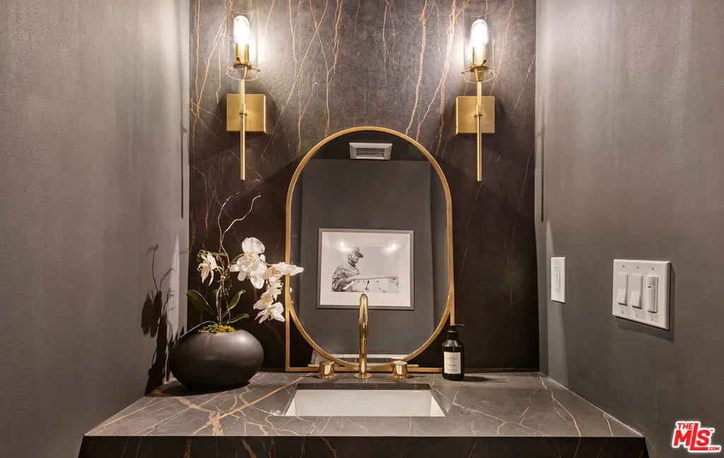 Los Angeles, California 90066, United States, 4 Bedrooms Bedrooms, ,5 BathroomsBathrooms,Residential,Active,234556