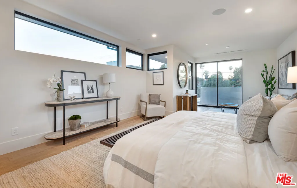 Los Angeles, California 90066, United States, 4 Bedrooms Bedrooms, ,5 BathroomsBathrooms,Residential,Active,234556