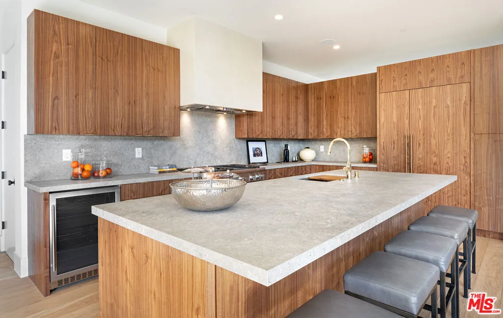 Los Angeles, California 90066, United States, 4 Bedrooms Bedrooms, ,5 BathroomsBathrooms,Residential,Active,234556