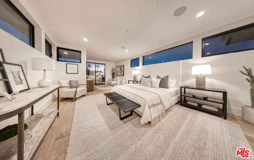 Los Angeles, California 90066, United States, 4 Bedrooms Bedrooms, ,5 BathroomsBathrooms,Residential,Active,234556