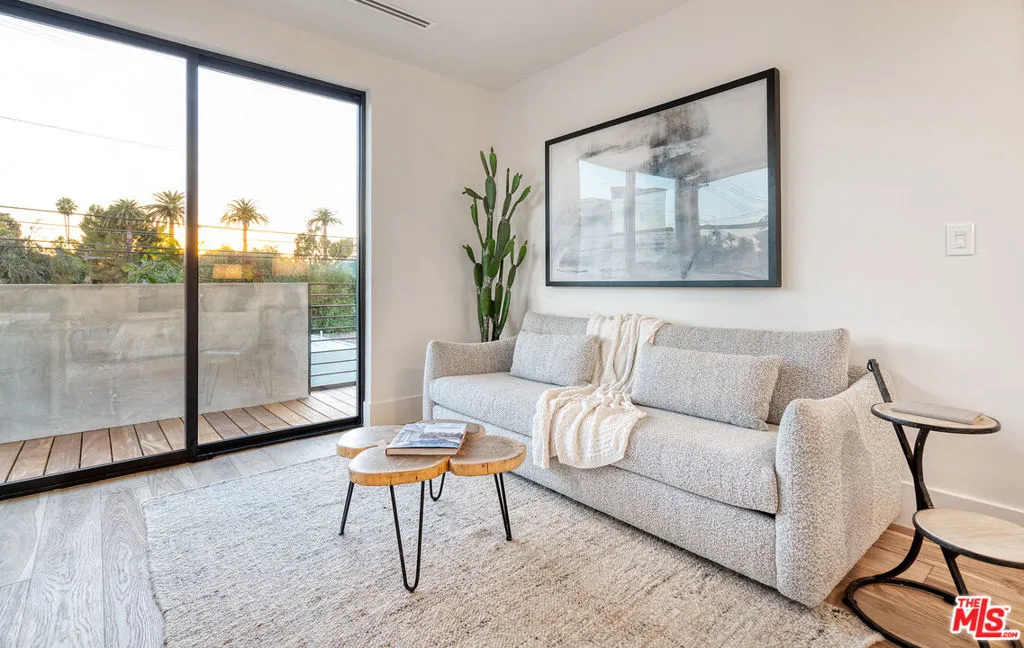 Los Angeles, California 90066, United States, 4 Bedrooms Bedrooms, ,5 BathroomsBathrooms,Residential,Active,234556