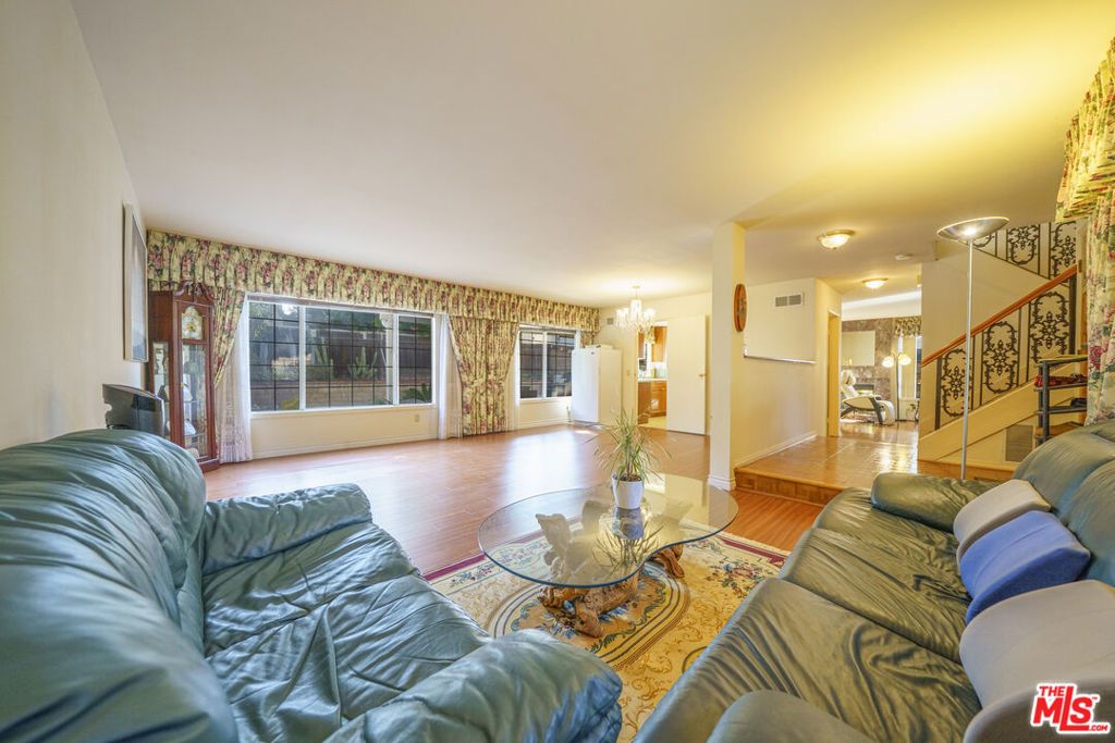 Photo of 10228 Hanna Avenue, Chatsworth, CA 91311 (MLS # 25596905)