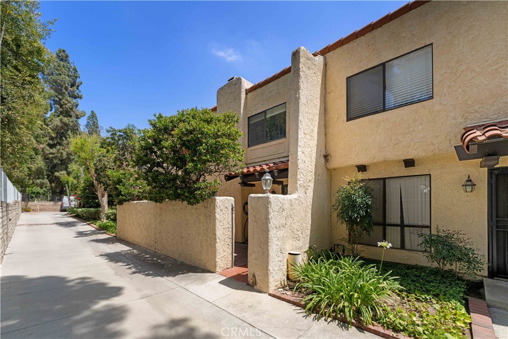 Welcome to this beautifully maintained 3-bedroom, 2.5-bathroom residence offering 1,517 square feet of comfortable living space in the heart of Northridge. Tucked away in a peaceful and desirable community, this home perfectly blends modern convenience with classic charm.
Step inside to discover an open and airy floor plan, featuring a spacious living room ideal for relaxing or entertaining. The updated kitchen boasts sleek countertops, ample cabinetry, and a cozy breakfast nook—perfect for morning coffee .
Upstairs, you'll find three well-sized bedrooms, including a serene primary suite with a private en-suite bathroom and generous closet space. Additional highlights include a guest powder room on the main level, in-unit laundry, central A/C, and a private outdoor patio—great for weekend BBQs or enjoying California sunshine .
Located minutes from CSUN, shopping centers, restaurants, and parks, this home combines comfort, convenience, and community in one exceptional package.