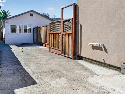 Tiny photo for 3035 Logan St St, Oakland, CA 94601 (MLS # 41151556)