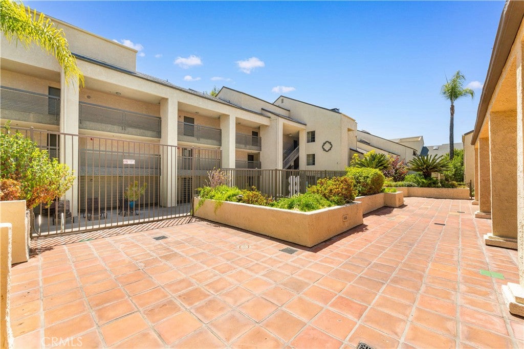 64 N Mar Vista Avenue 327