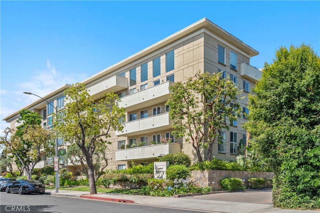 Welcome to Encino Park West, a full service luxury building in the heart of Amestoy Estates in Encino. This spacious unique layout is a RARE FIND with 3 bedrooms. In addition, this unit has 3 bathrooms! The large primary en-suite bedroom has an oversized closet. Primary bathroom includes a deep relaxing bathtub as well as a standup shower. The living room is open and adjoins a dining area and an outside patio to relax and enjoy your morning coffee. The remodeled state of the art kitchen is appointed with quartz countertops, stainless steel appliances, including LG full size washer/dryer. There is modern spacious cabinetry and an abundance of storage. The associations amenities include 24/7 front desk (concierge) security to assist owner's guests upon arrival and receive packages, etc. There is a large elegant lobby entrance, secure 2 space garage parking, pool and spa, fully equipped gym and sauna, secure mail room, a recreation/library and card room with full kitchen. The HOA monthly fee includes desk, concierge, cable, internet, trash, water and earthquake insurance.
A MUST SEE!