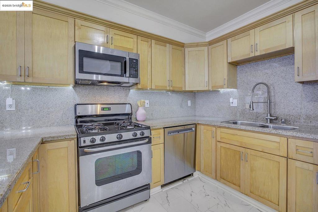 1515 14th AVE Ave 302, Oakland CA 94606