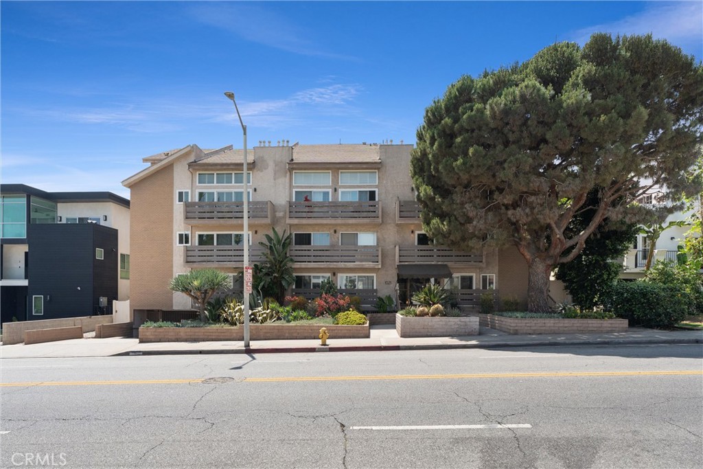 Step into 1021 N. Crescent Heights Blvd, #101, where the vibrant lifestyle of West Hollywood meets comfort and convenience. This 1-bedroom, 1-bath condo offers a surprisingly spacious and bright interior, with a bedroom that is perfect for a king-sized bed, a home office, or a cozy TV area. With central A/C for year-round comfort and a well-thought-out layout, this condo is an ideal sanctuary in the heart of the city.
Situated in a 21-unit secure building with low turnover and minimal rentals, this home provides a tranquil community atmosphere just moments away from the buzz of West Hollywood. The HOA amenities include a refreshing pool, picnic area, earthquake insurance, trash services, water, sewer, hot water, pet-friendly policies, and more.
This property is a great choice for a primary residence, a stylish L.A. pied-à-terre, or as housing for a UCLA student. Parking is convenient with an assigned space, storage cabinets, and easy access from the gated garage to the street.
Outside your doorstep, you'll discover West Hollywood's popular attractions: from brunch spots like Salt’s Cure to dining venues such as La Boheme, Delilah, and Laurel Hardware, or entertainment options like Hamburger Mary’s. Nearby are coffee shops, dry cleaners, fitness centers, and grocery stores like Trader Joe’s, Sprouts, Whole Foods, and the newly opened Erewhon. This central location is just a stone's throw away from the Sunset Strip, The Grove, and Beverly Hills, offering the epitome of urban accessibility.
Whether you're a first-time homebuyer, an investor, or simply looking to own a piece of LA, this property is competitively priced, easy to view, and ready for its next owner.