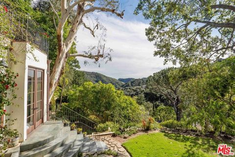 Photo of 10037 Reevesbury Drive, Beverly Hills, CA 90210 (MLS # 25510569)