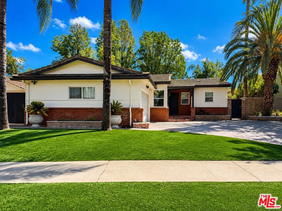 Photo of 5406 Garden Grove Avenue, Tarzana, CA 91356 (MLS # 26906039)