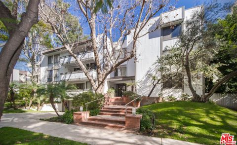 Photo of 406 N Oakhurst Drive #204, Beverly Hills, CA 90210 (MLS # 26643943)