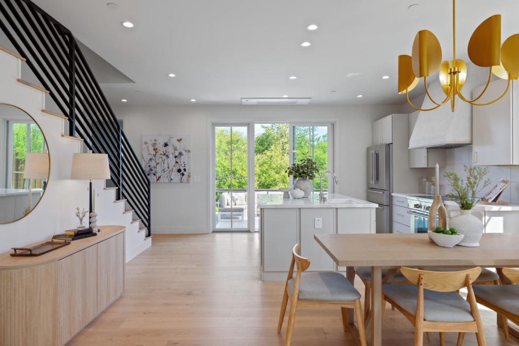 577 Creekside Court
