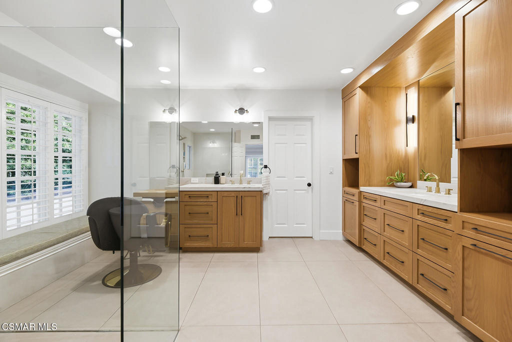 Westlake Village, California, 91362, United States, 4 Bedrooms Bedrooms, ,5 BathroomsBathrooms,Residential,Active,2044568
