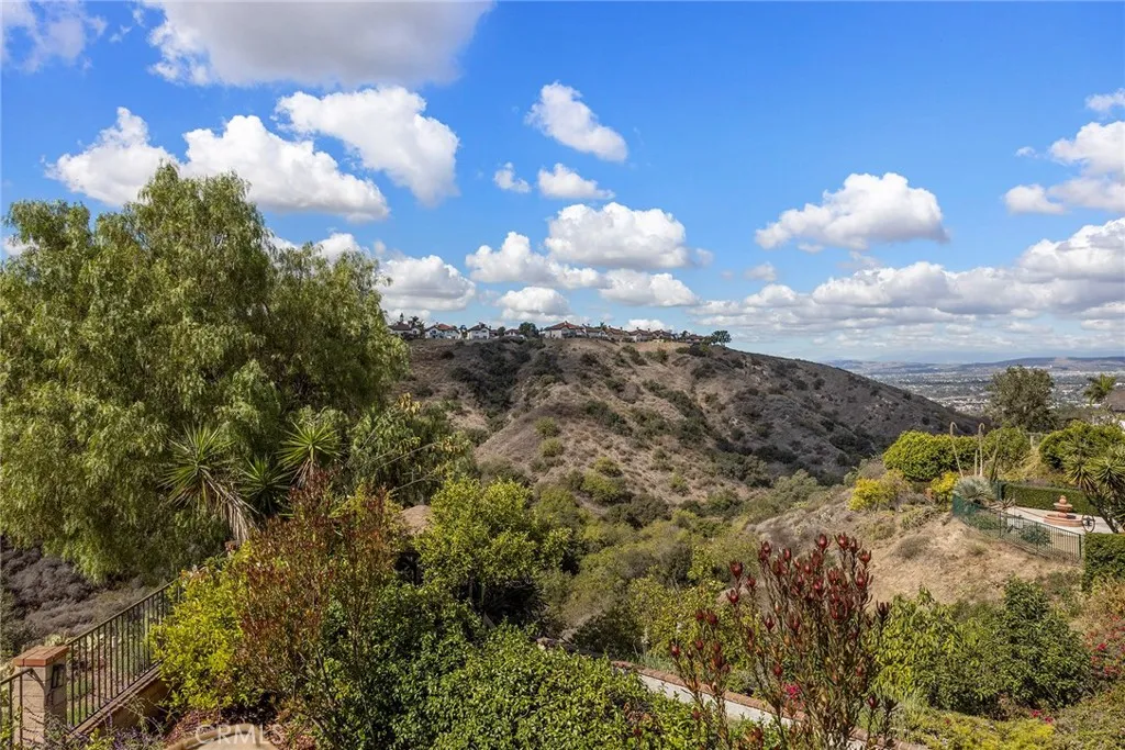 Anaheim Hills, California 92807, United States, 4 Bedrooms Bedrooms, ,3 BathroomsBathrooms,Residential,Pending,228431