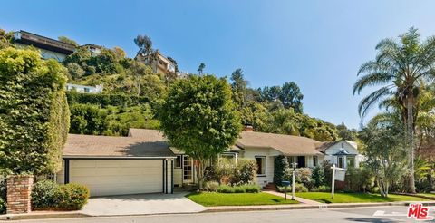 Photo of 1318 San Ysidro Drive, Beverly Hills, CA 90210 (MLS # 26650811)