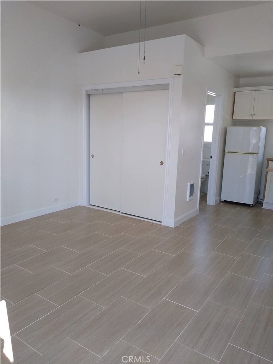 Studio in the Heart of the village close to shops and restaurants as well as the beach. Shared Laundry and option to rent a single garage for an addition $225..
