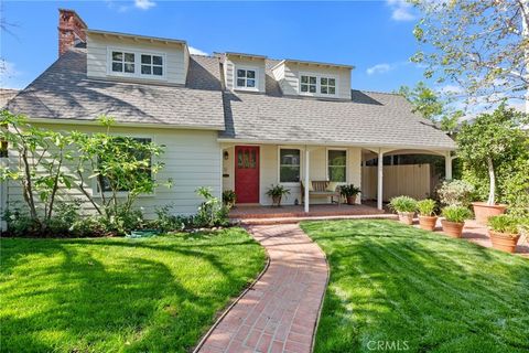 Photo of 12139 Hollyglen Place, Studio City, CA 91604 (MLS # SR25179894)