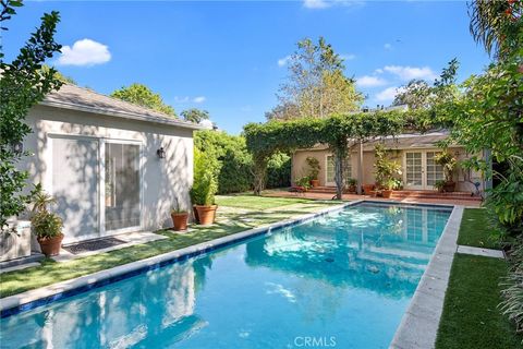 Photo of 12139 Hollyglen Place, Studio City, CA 91604 (MLS # SR25179894)