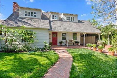 Photo of 12139 Hollyglen Place, Studio City, CA 91604 (MLS # SR25179894)