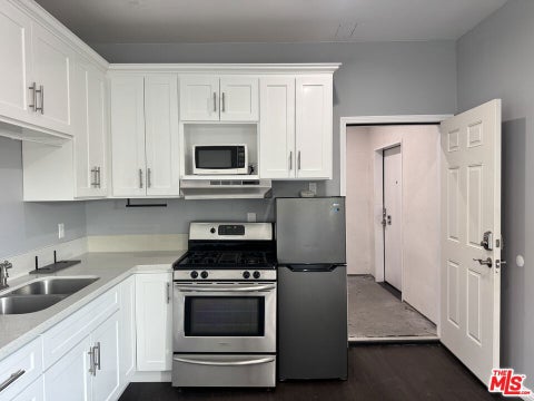 Photo of 727 S Gramercy #d Place, Los Angeles, CA 90005 (MLS # 26989363)
