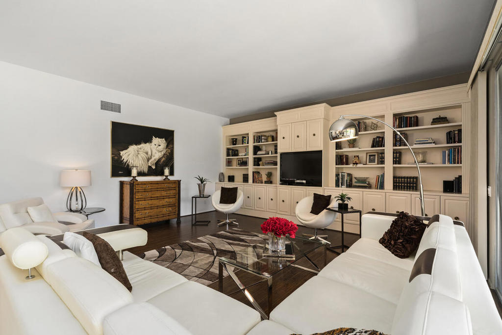 Available for immediate short-term occupancy and 2026 season. This Impeccably remodeled, contemporary 2 BR/2 BA condo in IWCC has expansive mountain/pool views. All new stainless kitchen appliances & a patio gas BBQ making cooking a breeze. Both ensuite bedrooms have walk-in closets and open to private courtyards. Outdoor space includes a covered patio overlooking the pool plus an enclosed courtyard. The top-of-the-line kitchen is suited to any serious cook, with a breakfast bar for additional seating. The detached two car garage includes a golf cart. Interior is newly remodeled with stainless appliances, new shower enclosures and gas BBQ. Two bicycles are in the garage for tooling around the club. IWCC has 2 18-hole golf courses and extensive clubhouse amenities with membership. Rates are $4,500 June-Sept, $5,500 Oct-Dec. & $6,500 Jan-April. Security deposit $3,000, cleaning fee $350. Tenants pay all electric/gas/water. Owner requires 4 month rental for Jan-April 2026.