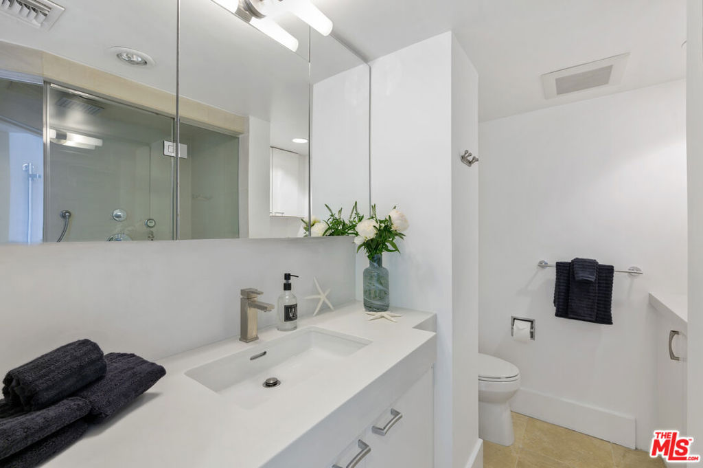 838 / Plaza Towers - Residential Lease