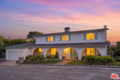 Photo of 18800 Edleen Drive, Tarzana, CA 91356 (MLS # 26102681)