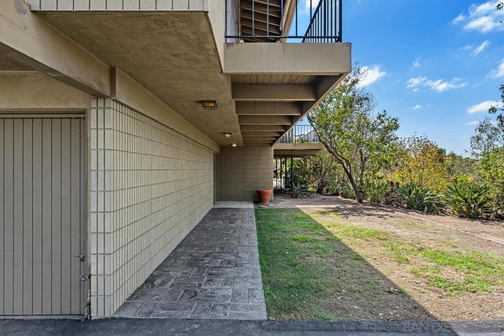 9827 Edgar Pl