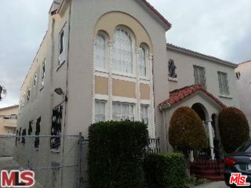 Charming 2BR + 1.5BA Upper-Level Unit Fully Remodeled. This light-filled, fully renovated 2nd-floor home blends vintage charm with modern style. Features include gleaming hardwood floors, large windows, a comfortable layout, spacious closets, and tasteful finishes throughout. Prime location near 110 & 101 freeways, Griffith Park, Observatory, Hollywood Studios, West LA, Downtown, Sunset Blvd., and Koreatown. Surrounded by renowned restaurants, trendy cafes, and vibrant city attractions enjoy the best of LA living at your doorstep.
