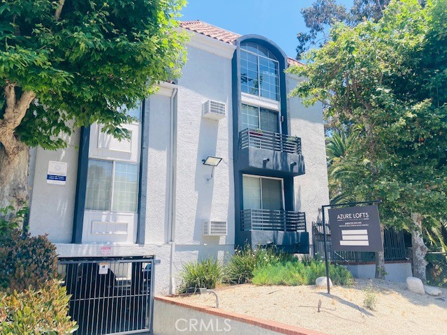 MOVE IN SPECIAL!
Two floor townhome style unit with patio and two balconies. End unit comes with 2 tandem secured garage parking spaces and 2 en-suite bedrooms with full baths. There is a powder half bath in living area for guests and lots of closet space. All appliances stove fridge dishwasher Ac included. Perfect unit for roommates or small family. Shared secured laundry in the building. Small building with only 7 units. Tandem garage parking for 2 cars included.
Please text Dorian for video tour and to set up a live tour