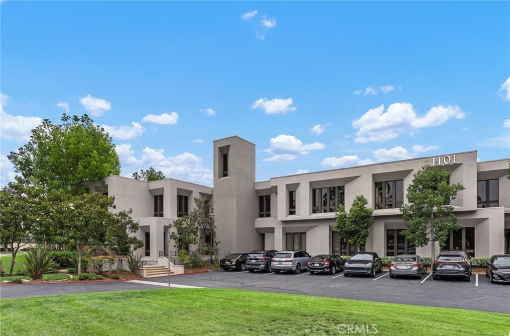 Well-positioned 3,800 SF double suite located on the ground floor with direct access in a premier Newport Beach office complex. Recently remodeled with modern finishes, the space offers a functional layout, excellent natural light, and is delivered fully turnkey—ideal for professional or creative office users.
Offered at $700/SF, this is a rare opportunity to own in one of Orange County’s most sought-after coastal office markets.