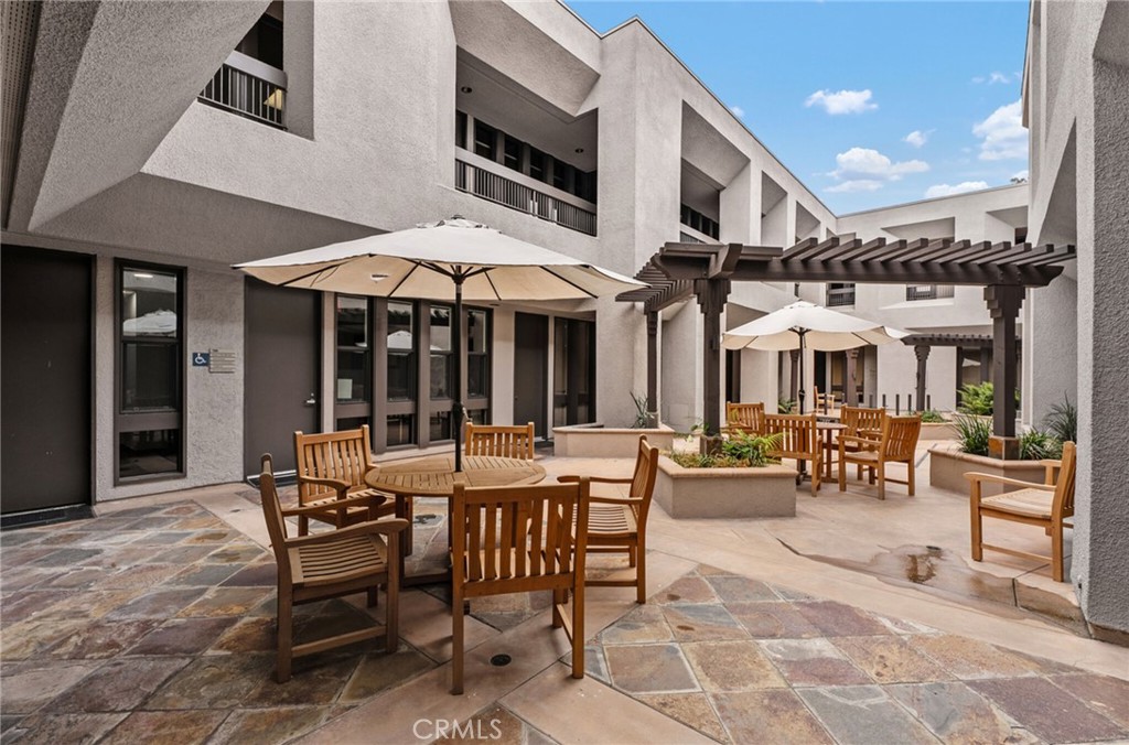 1101 Dove Street 100
