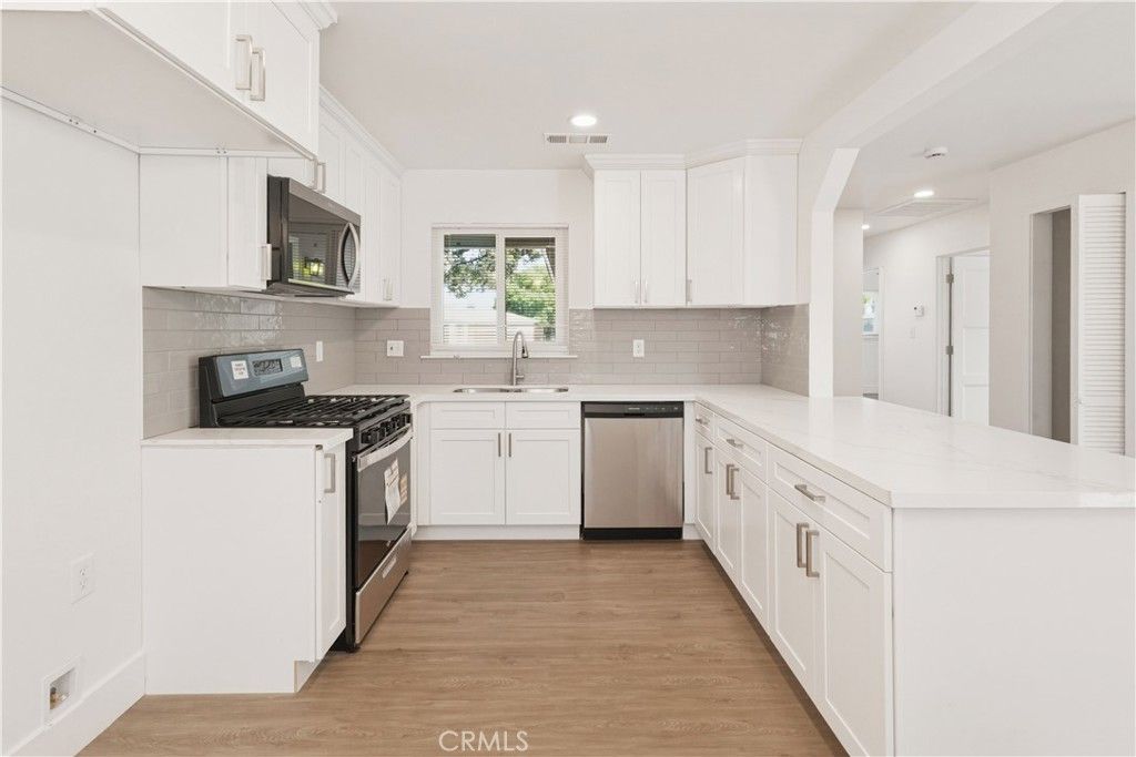 Photo of 5703 E Hampton Way, Fresno, CA 93727 (MLS # SC26117252)